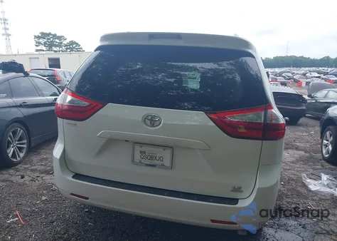 2015 Toyota Sienna Le z USA, uszkodzony, nr VIN 5TDJK3DC8FS127170